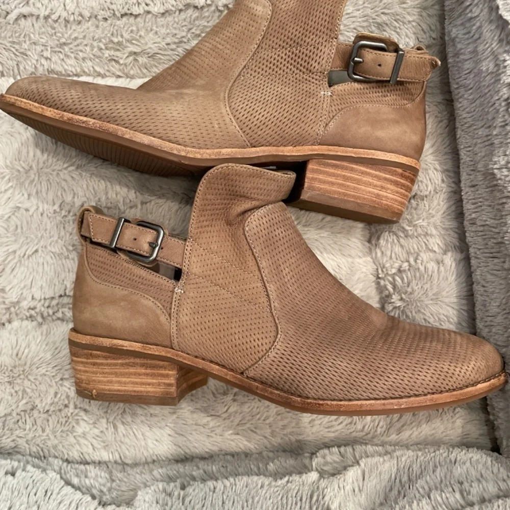 Gianna Bini Tan booties